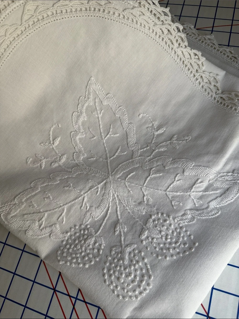 Vintage Madeira Hand Embroidered Linen Tablecloth White Berry Vine Crochet Lace